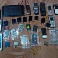 تعدادی گوشی و لوازم و ال سی دی گوشی قدیمی