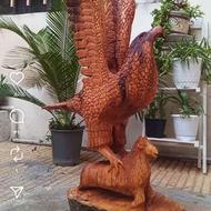 عقاب درحال شکار بره و تندیس شیر