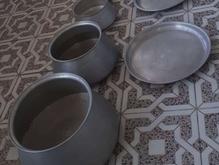 تعدادی قابلمه روی در شیپور