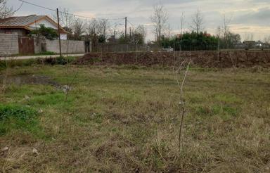 زمین بر جاده آسفالت