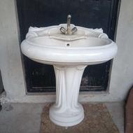 روشویی سرویس بهداشتی