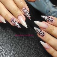 کاشت ناخن وانجام خدمات رنگ