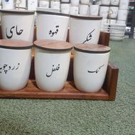 به تعدادی نیروی خانم و یک نفر نوجوان اقا