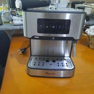 دستگاه اسپرسوساز بسیار نو میباشد فقط 2بار استفاده شده