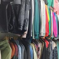 فروشنده در بوتیک مردانه