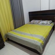 تخت خواب همراه با میز کنار تختی و خوشخواب