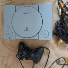 سونی 1همراه دسته وکابلها وچندتابازی