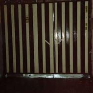 در حیاط و ساختمان