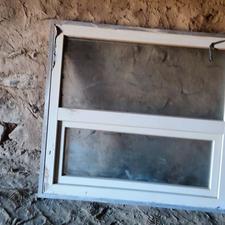 یک عدد پنجره به عرض 1و طول یک ونیم متر پیوی سی ا شیشە دوجدار