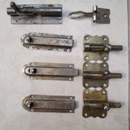 لولای در وپنجره چوبی. این آهنی