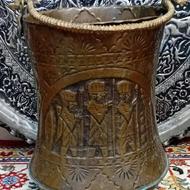 سطل بزرگ مسی قدیمی دو طرف دو طرح متفاوت تمام قلم زنی شده