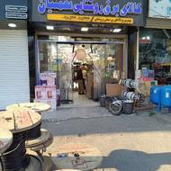 فروشنده در فروشگاه کالای برق