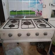 اجاق گاز در حد نو بدون ایراد