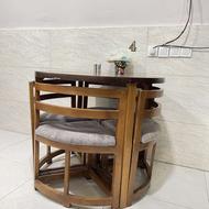 4 میز سالم به همراه 13 صندلی سالم و 3 صندلی نیاز به تعمیر