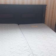 تخت دو نفره جنس چوب رنگ قهوه ای همراه با کف تخت و تشک دوعدد