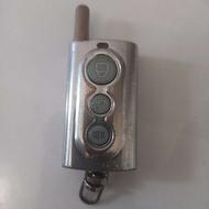 دو عدد ریموت ماشین یکی برا پرشیا با کلیدش و اون یکی مجیکار