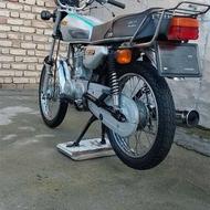 هوندا مزایده ای 125 شماره تنه سالم بدون برش. برگه اوراق دارد