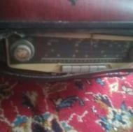 رادیو فرانسوی مال سال 1960 احتیاج به تعمیر داره