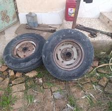 یک جفت لاستیک جلو تراکتور سالم و آماده به کار