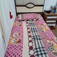 تخت خواب یک نفره ، بدون زدگی، تمیز ، سالم و در حد نو