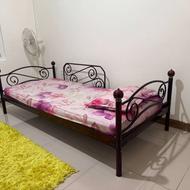 تخت یک نفره فلزی با تشک( قابلیت دو طبقه شدن هم دارد)