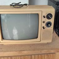 دو عدد تلویزیون قدیمی