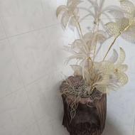 گلدان سفالی وگلها مقطوع