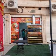 کارگر برای کار در فلافلی و ساندویچی