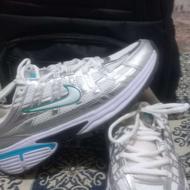 یک کیف کوله پشتی مشکی ویک جفت کتونی نایک نو