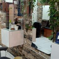 یک نفر آرایشگر ماهر جوان