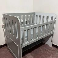 تخت نوزاد کنار مادر