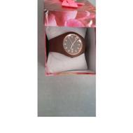 ساعت زنه قهوه ایی