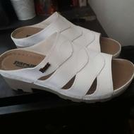 صندل کفش اسپورت نو وتعداد زیادی شال و روسری