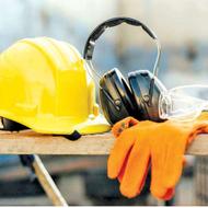 کارگر مرد دست به اچار