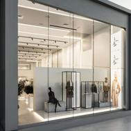 فروشنده حرفه ای پوشاک در یک فروشگاه برند