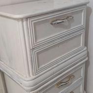 4 کشو سفید چوبی کنار تخت و یک آیینه بزرگ