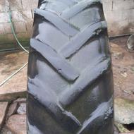 وزنه لاستیک جلوی تراکتور رومانی و یک حلقه لاستیک بزرگ 14