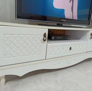 یک عدد میز تلویزیون در حد نو قیمت توافقی