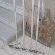 یک عدد باربند آلمینیومی و سینی زیر موتور آهنی