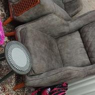 مبل 4نفره درحدنو کم استفاده شد رنگ طوسی با میز عسلی دوتا