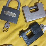 سه عدد قفل بزرگ‌ کتابی و اویز و فشارسنج