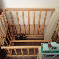 تخت کنار مادر