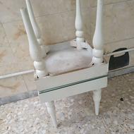 میز چوبی تمیز دو عدد پارچه رویش