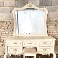 میز آرایش با اینه بزرگ و صندلی و پاتختی و آباژور