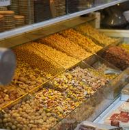 آخرین شب پاییز، آجیل یلداتون مهمان زرین‌مغز