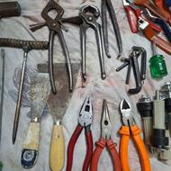 یکسری وسایل از قبیل اچار و انبر دست و ...