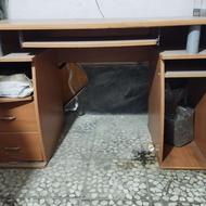 میز تحریر و کامپیوتر.