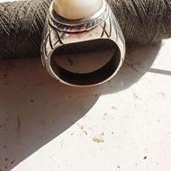 انگشتر با نگین باباقوری