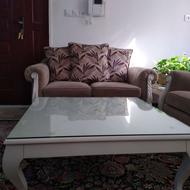 مبل راحتی دو نفره با میز چوبی 90 در 90 تمیز