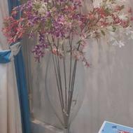 گلدان شیشه ایی،ب همراه شاخ گل مصنوعی